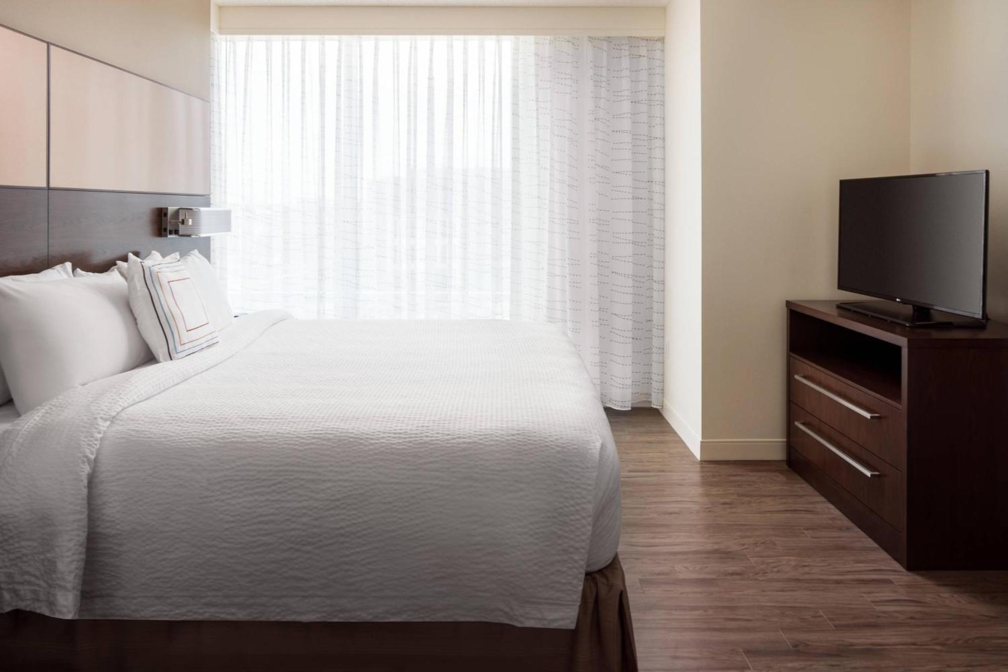 Capitol Hill/navy Yard 3*