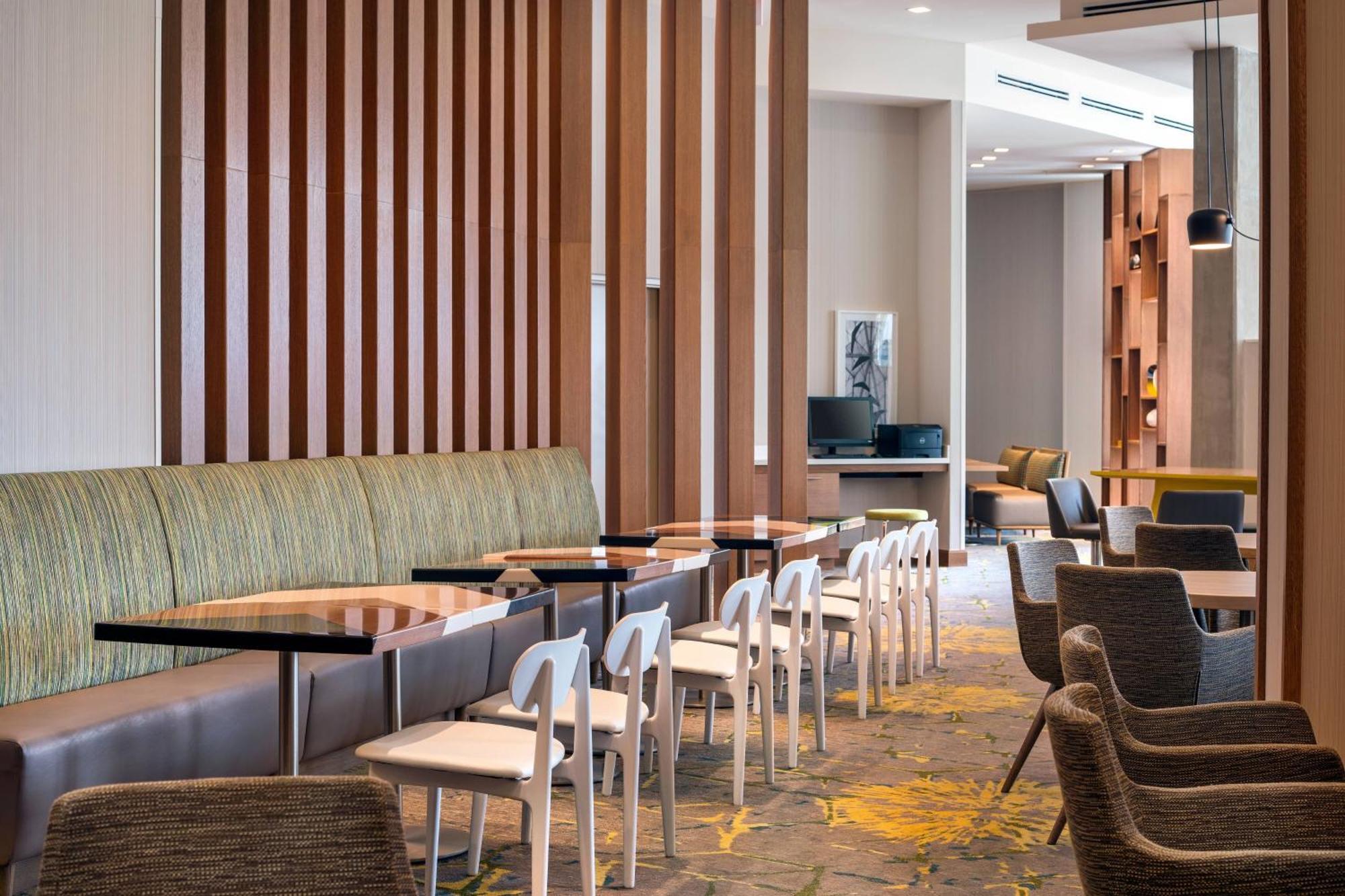 Capitol Hill/navy Yard 3*